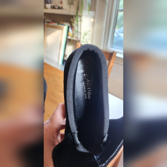 REACTION: Kenneth Cole suede ankle boot. Size 9US. - Picture 7 of 7